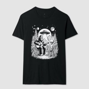 Alternative view of Camiseta Pé Grande e Alien tocando Violão na Natureza