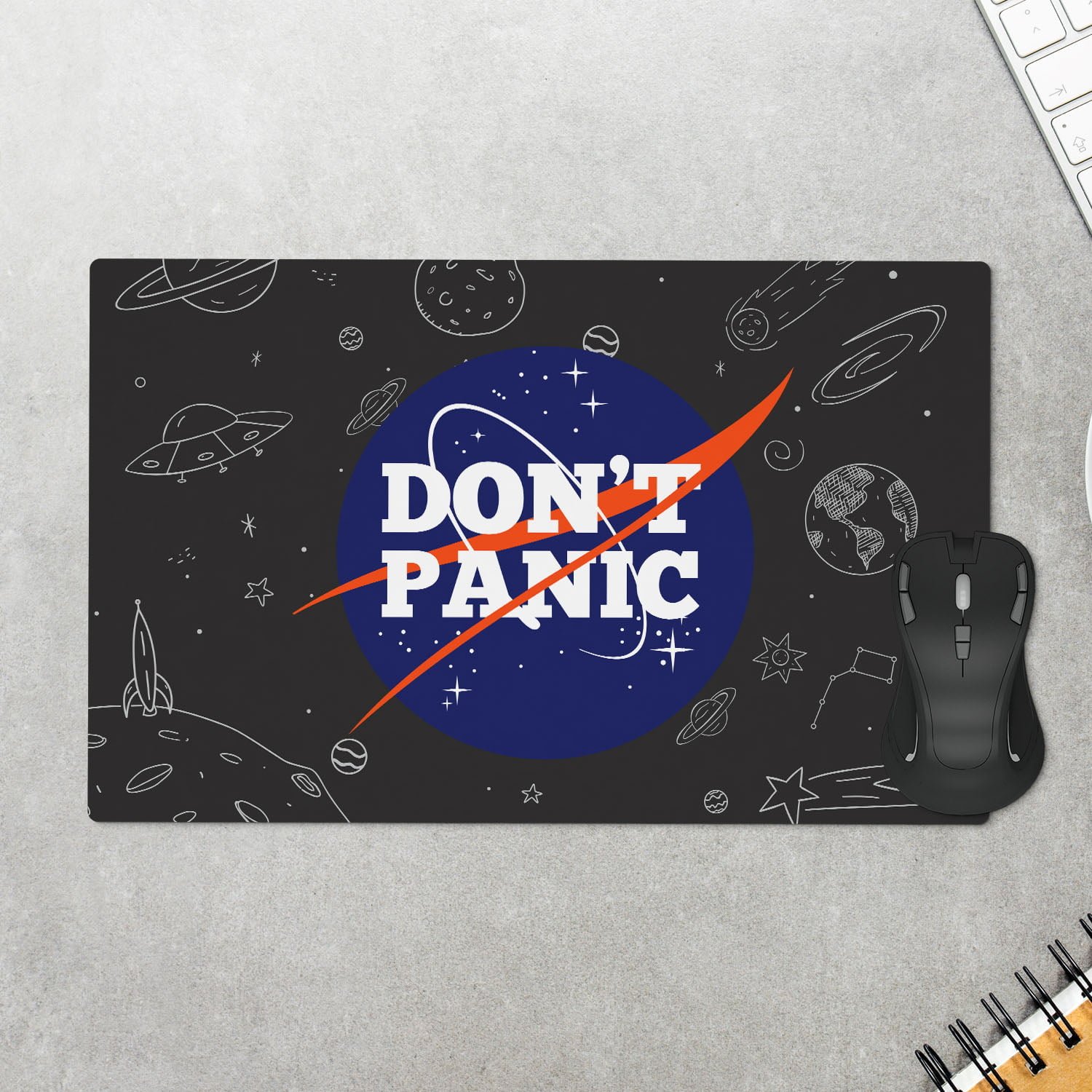 Mouse Pad Geek Don't Panic - Tamanho 35 x 25 cm 1 Mouse Pad Geek Don't Panic - Tamanho 35 x 25 cm
