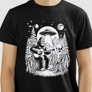 Camiseta Pé Grande e Alien tocando Violão na Natureza